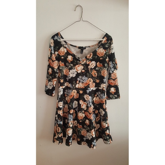 Forever 21 Dresses & Skirts - Pinch-Front Body Con Floral Dress
